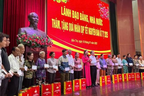 Phó Chủ tịch Quốc hội Nguyễn Đức Hải thăm, tặng quà Tết tại Bến Tre
