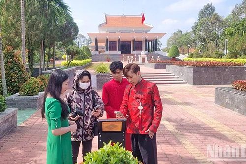 Báo Nhân Dân triển khai Dự án 'Yêu lắm Việt Nam' tại các khu lưu niệm ở Vĩnh Long