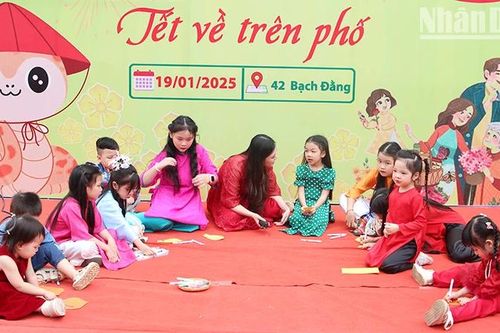 'Khách nhí' trải nghiệm với ông đồ và tò he tại 'Tết về trên phố' Đà Nẵng