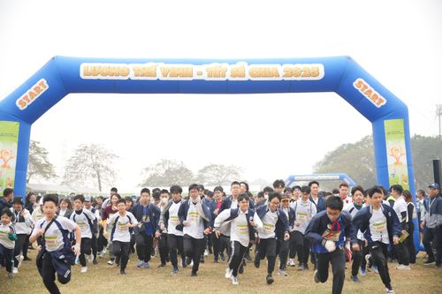 Hàng nghìn học sinh chạy gây quỹ ủng hộ trẻ em có hoàn cảnh khó khăn