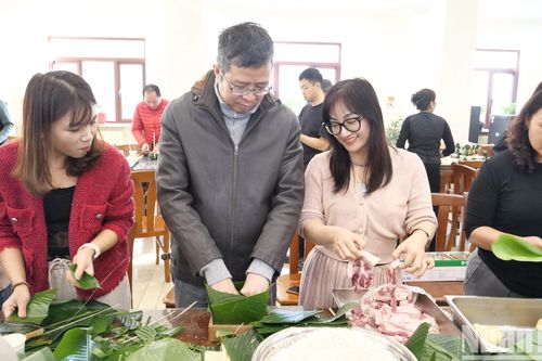 Rộn ràng không khí gói bánh chưng đón Tết ở Bắc Kinh, Trung Quốc