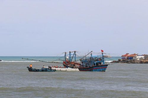 Ghe đánh cá bị sóng đánh chìm ngay cửa sông Cái, một ngư dân mất tích