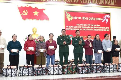 Tư lệnh Quân khu 4 tặng quà Tết các gia đình khó khăn tại Huế
