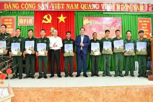 Phó Chủ tịch Quốc hội Trần Quang Phương thăm, tặng quà, chúc Tết cán bộ, chiến sĩ và nhân dân khu vực biên giới tỉnh Đắk Lắk