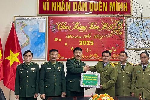 Biên cương hữu nghị, thắm tình quân dân