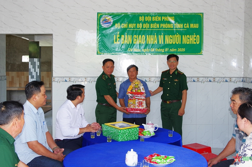 Bộ đội Biên phòng Cà Mau mang Tết đến với người dân nghèo miền biển