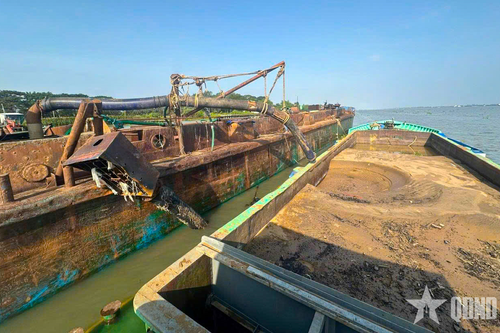 Sóc Trăng: Bắt quả tang 2 tàu vỏ thép mua bán 'cát lậu' trên sông Hậu