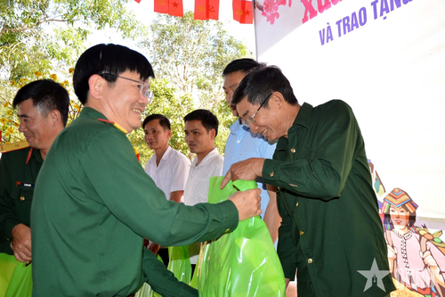 Binh đoàn 15: Chi nhánh 716 tổ chức chương trình 'Xuân biên giới thắm tình quân dân'