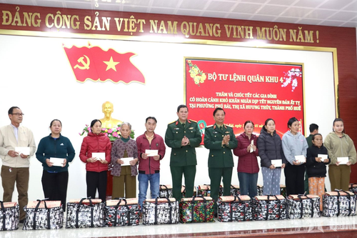 TP Huế: Tư lệnh Quân khu 4 chúc Tết các gia đình có hoàn cảnh khó khăn
