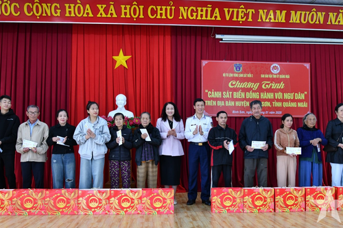 Quảng Ngãi: Vùng Cảnh sát biển 2 tặng quà 'Tết Hải đảo'