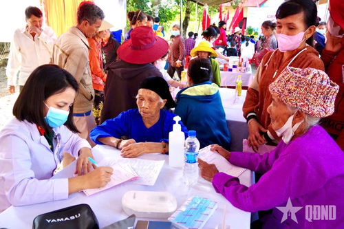 Bệnh viện Quân dân y 16 khám bệnh, tặng quà gia đình chính sách