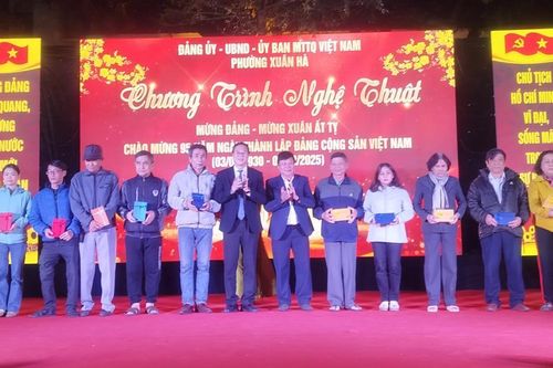 Trao quà cho 50 đảng viên và danh sách đoàn viên ưu tú tại Chương trình nghệ thuật 'Mừng Đảng-Mừng Xuân' Ất Tỵ 2025