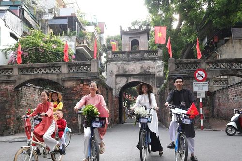 Nhà thiết kế Đỗ Trịnh Hoài Nam: Áo dài chuyển tải những giá trị văn hóa truyền thống