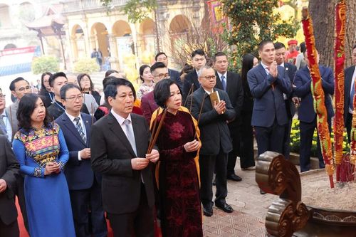Chủ tịch nước cùng đại biểu kiều bào dâng hương tại Hoàng thành Thăng Long