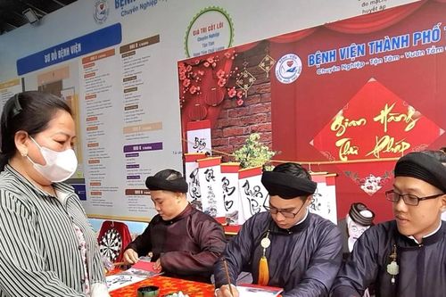 Hơn 400 bệnh nhân, người có hoàn cảnh khó khăn nhận quà tết từ Phiên chợ 0 đồng