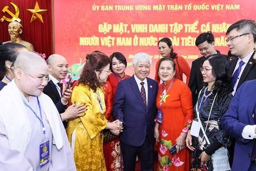 Tặng bằng khen cho 18 cá nhân người Việt Nam ở nước ngoài tiêu biểu
