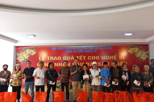 Trao hơn 360 phần quà tết cho nghệ sĩ, công nhân hậu đài sân khấu