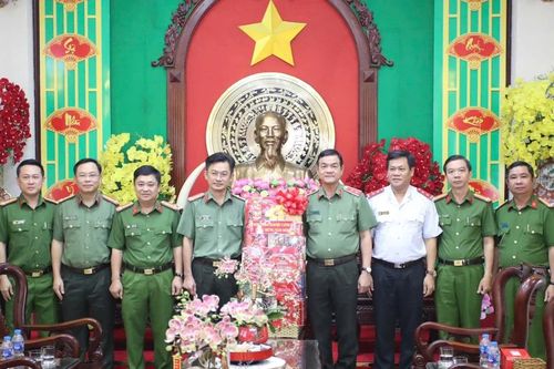 Lãnh đạo TPHCM thăm, chúc tết các đơn vị công an