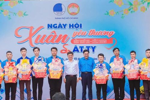 Chiến sĩ 'Xuân tình nguyện' sửa nhà, tổ chức hội xuân chia sẻ cùng các hoàn cảnh khó khăn
