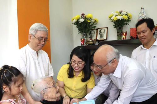 Trưởng Ban Tuyên giáo Thành ủy TPHCM thăm, chúc tết gia đình tiêu biểu, trẻ mồ côi