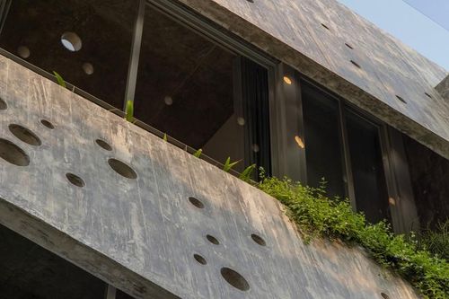 'Khoác' hai lớp bảo vệ, nhà hướng Tây 'không sợ nắng'