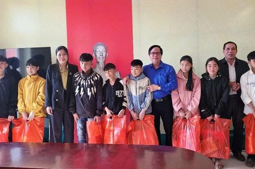 Hàng trăm suất quà Tết đến với học sinh nghèo vùng biên Thanh Hóa