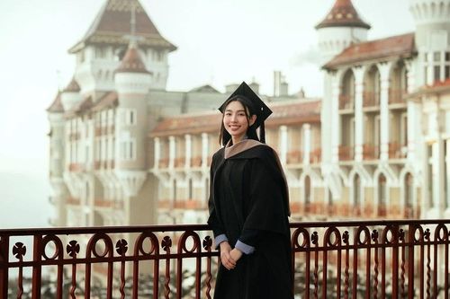 Thùy Tiên đánh dấu bản thân bằng tấm bằng Thạc sỹ đầu năm mới