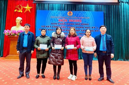 Công đoàn ngành Giáo dục Tuyên Quang tặng quà Tết giáo viên hoàn cảnh khó khăn
