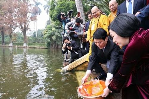Xuân Quê hương 2025: Chủ tịch nước cùng Phu nhân dâng hương tại Điện Kính Thiên, thả cá chép tiễn ông Công, ông Táo
