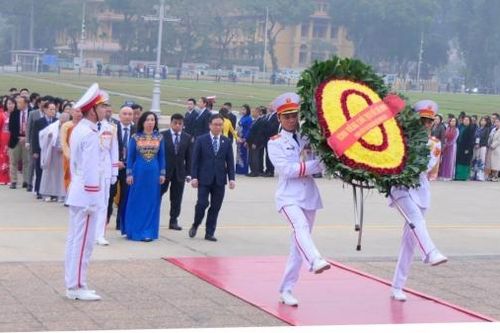 Xuân Quê hương 2025: Đoàn kiều bào vào Lăng viếng Chủ tịch Hồ Chí Minh, đặt vòng hoa tưởng niệm các Anh hùng liệt sĩ
