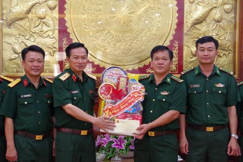 Bộ Tư lệnh Quân khu 9 thăm, chúc Tết Bộ Chỉ huy BĐBP Tiền Giang