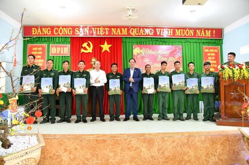 Phó Chủ tịch Quốc hội Trần Quang Phương thăm, chúc Tết cán bộ, chiến sĩ BĐBP và nhân dân khu vực biên giới tỉnh Đắk Lắk
