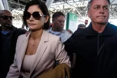 Bị cấm xuất cảnh, cựu Tổng thống Brazil tiễn vợ tới dự lễ nhậm chức của ông Trump