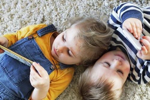 Cách các nước hạn chế trẻ em dùng điện thoại