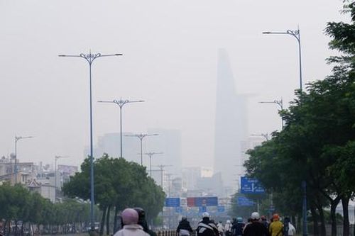 Bất ngờ trung tâm TPHCM hóa 'thành phố mù sương', mờ ảo như Đà Lạt