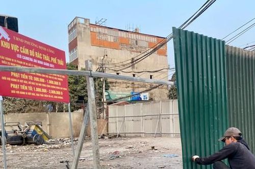 Dựng rào, lắp camera chống đổ rác bên con đường ô nhiễm tại Hà Nội