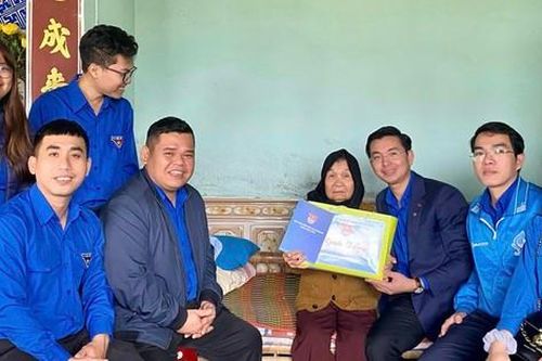 Thăm hỏi, tặng quà tri ân Mẹ Việt Nam Anh hùng dịp Tết Ất Tỵ 2025