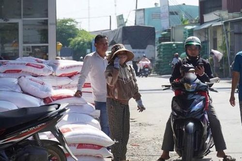 Vụ người dân đổ xô mua gạo: Từ 'ngôi vương' thế giới tới ồ ạt xả kho