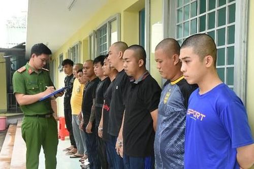 Khởi tố 13 người đốt pháo hoa trên quốc lộ 1 mừng sinh nhật