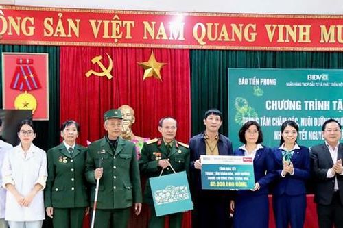 Báo Tiền phong phối hợp các đơn vị trao tặng quà Tết cho người có công, cựu TNXP và đối tượng bảo trợ xã hội