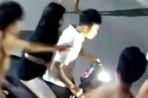Thanh niên bị đánh hội đồng, lao xe máy vào người dù đã nằm bất động