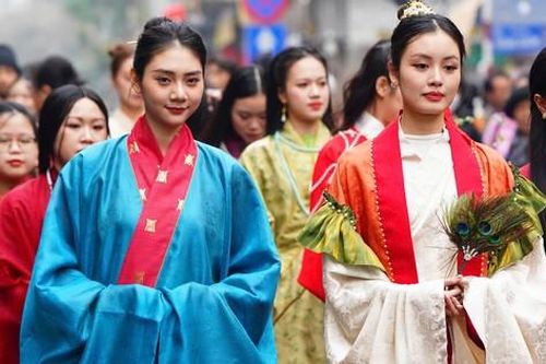 Màn diễu hành cổ phục chưa từng có trên phố Hà Nội
