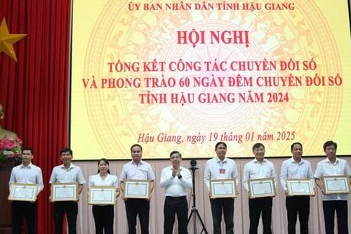 Hậu Giang khen thưởng thành tích chuyển đổi số