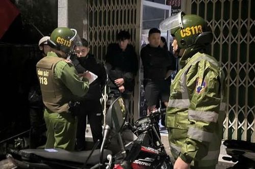 Cảnh sát liên tiếp ngăn chặn các nhóm thanh thiếu niên mang hung khí đi đánh nhau