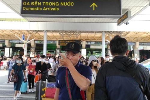 Dùng xe trung chuyển giải tỏa khách đến sân bay Tân Sơn Nhất dịp Tết