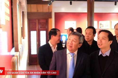 Dâng hương tưởng niệm đồng chí Hoàng Đình Giong
