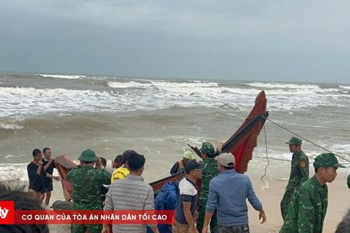 Cứu hộ 3 ngư dân cùng thuyền đánh cá vào bờ an toàn