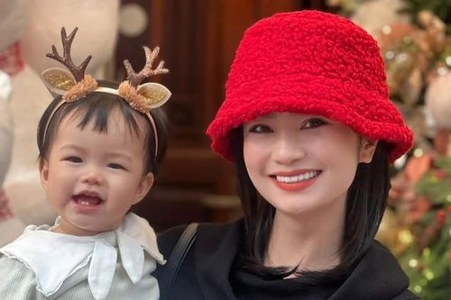 Diễn viên Diệu Hương trang hoàng biệt thự ở Mỹ đón Tết