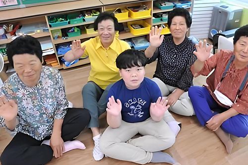 Cụ bà lấy bằng tiểu học ở tuổi 81