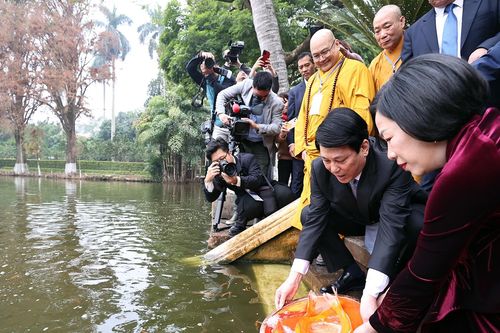 Chủ tịch nước và Phu nhân cùng kiều bào thả cá chép tiễn ông Công, ông Táo
